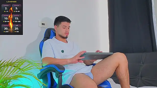 Snapshot of EdwardRoss_ chatting on October 28, 2025, 8:08 pm EdwardRoss  online show from October 28, 2025, 8:08 pm