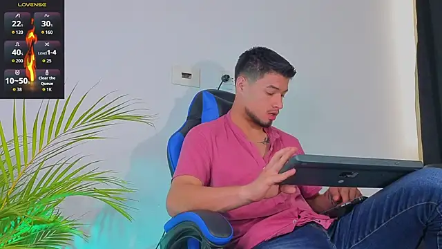 Snapshot of EdwardRoss_ chatting on October 16, 2025, 8:28 pm EdwardRoss  online show from October 16, 2025, 8:28 pm