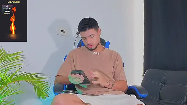 Snapshot of EdwardRoss_ chatting on October 25, 2025, 8:09 pm EdwardRoss  online show from October 25, 2025, 8:09 pm