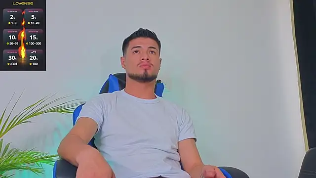 Snapshot of EdwardRoss_ chatting on October 13, 2025, 10:32 pm EdwardRoss  online show from October 13, 2025, 10:32 pm