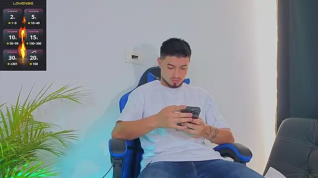 Snapshot of EdwardRoss_ chatting on October 19, 2025, 4:32 pm EdwardRoss  online show from October 19, 2025, 4:32 pm