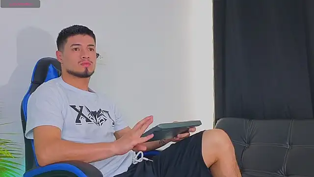 Snapshot of EdwardRoss_ chatting on October 22, 2025, 7:24 pm EdwardRoss  online show from October 22, 2025, 7:24 pm