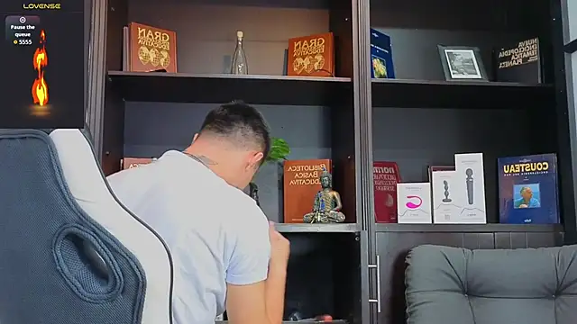 Snapshot of EdwardRoss_ chatting on October 7, 2025, 7:15 pm EdwardRoss  online show from October 7, 2025, 7:15 pm