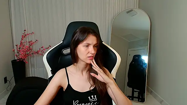 Snapshot of upssnowy chatting on October 30, 2025, 2:47 pm upssnowy online show from October 30, 2025, 2:47 pm