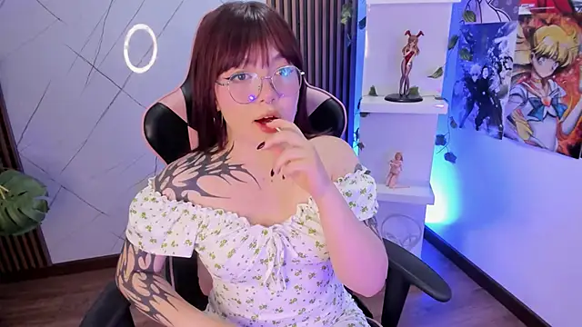 Snapshot of Fluffy_Bubble21 chatting on February 17, 2025, 4:09 am Fluffy Bubble21 online show from February 17, 2025, 4:09 am