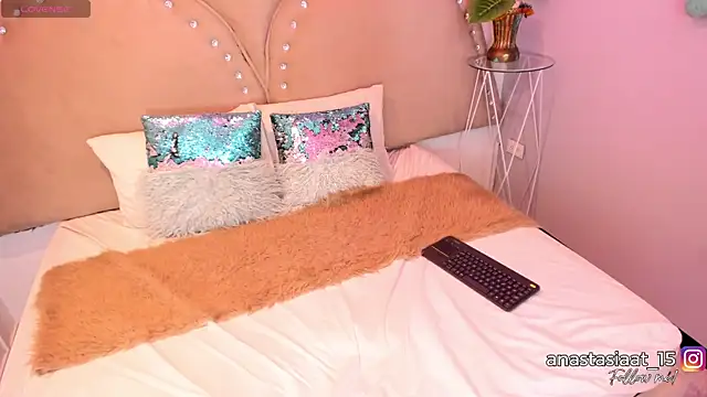 Miia Thompsonn online show from April 16, 2026, 3:51 am