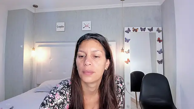 aishawild online show from September 13, 2025, 1:22 pm