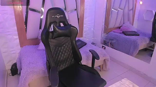 ary cooper  online show from November 17, 2025, 12:53 pm