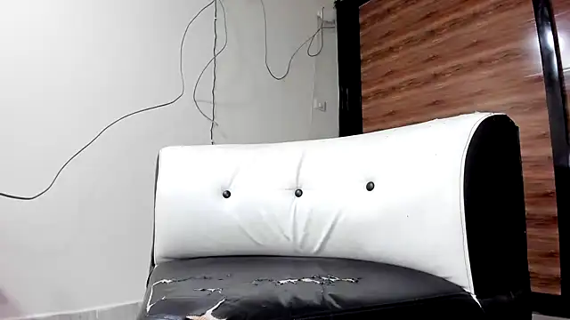 AlejoKhalifa  online show from February 4, 2025, 2:07 am