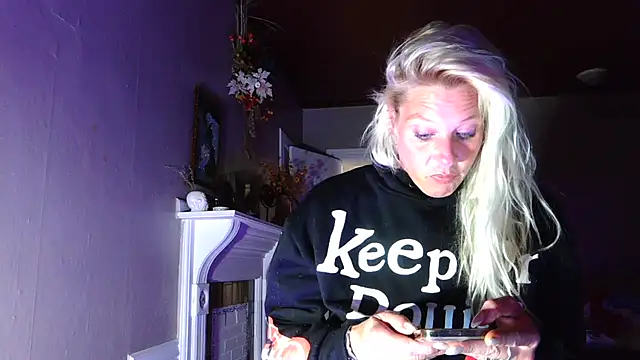 Snapshot of Glamazonx chatting on September 17, 2025, 12:18 pm Glamazonx online show from September 17, 2025, 12:18 pm