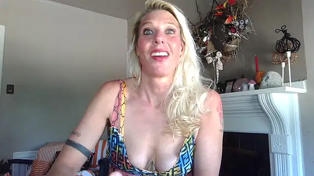 Snapshot of Glamazonx chatting on October 5, 2025, 4:42 pm Glamazonx online show from October 5, 2025, 4:42 pm