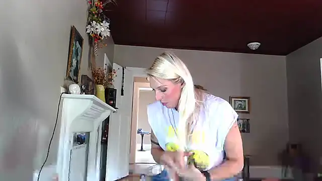 Snapshot of Glamazonx chatting on September 28, 2025, 8:16 pm Glamazonx online show from September 28, 2025, 8:16 pm