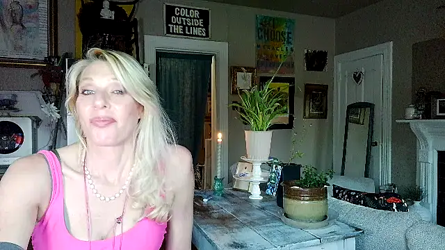 Snapshot of Glamazonx chatting on May 19, 2026, 1:43 am Glamazonx online show from May 19, 2026, 1:43 am