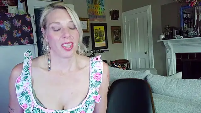 Snapshot of Glamazonx chatting on April 26, 2026, 11:02 pm Glamazonx online show from April 26, 2026, 11:02 pm