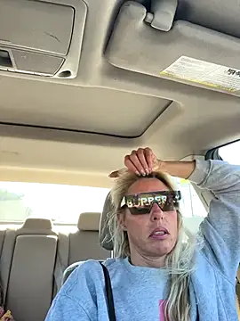 Snapshot of Glamazonx chatting on October 1, 2025, 4:44 pm Glamazonx online show from October 1, 2025, 4:44 pm