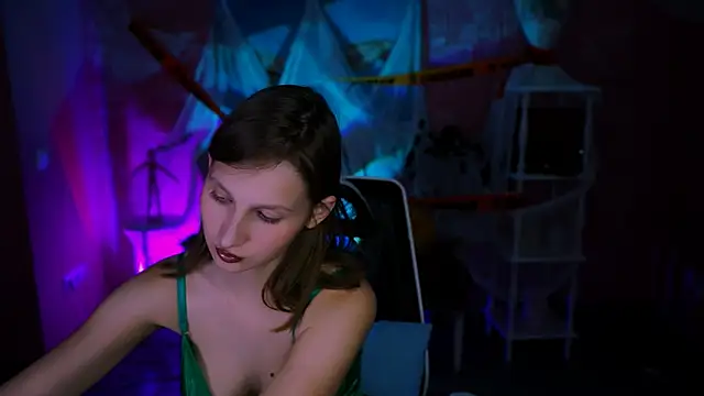 Snapshot of EllaHorton chatting on November 1, 2025, 1:05 pm EllaHorton online show from November 1, 2025, 1:05 pm