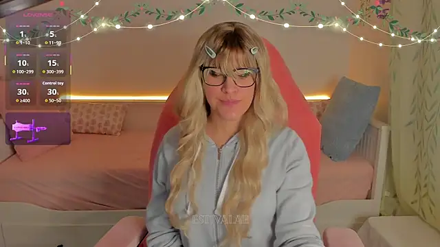 Snapshot of estivalae chatting on December 15, 2025, 12:00 pm estivalae online show from December 15, 2025, 12:00 pm