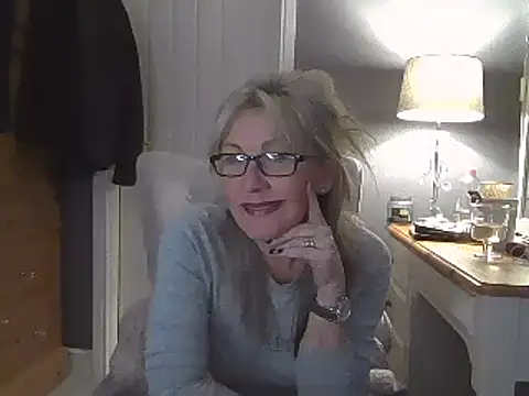 Roxie34dd online show from January 10, 2025, 7:43 pm