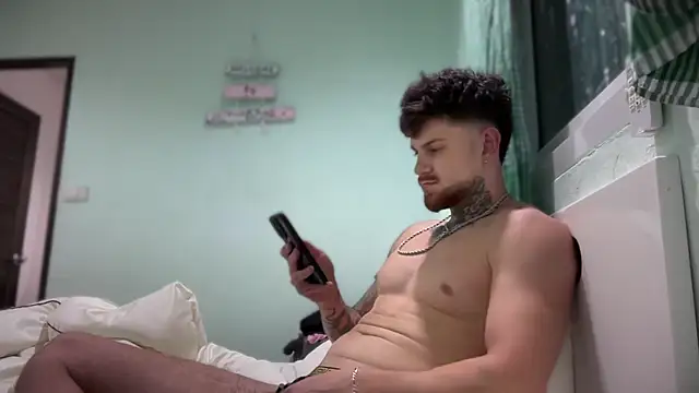 Snapshot of -ThomasJr- chatting on March 15, 2025, 7:05 pm -ThomasJr- online show from March 15, 2025, 7:05 pm