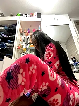 Snapshot of SUUKAM chatting on October 4, 2025, 1:23 pm SUUKAM online show from October 4, 2025, 1:23 pm