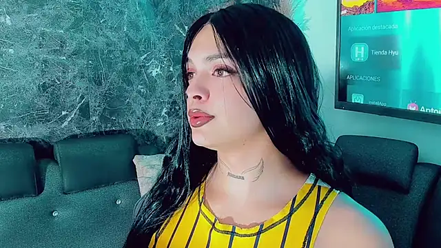 Emmaa Saenz  online show from January 10, 2026, 9:43 pm