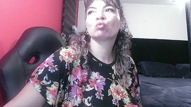 Snapshot of charlotedoll chatting on October 15, 2025, 5:17 am charlotedoll online show from October 15, 2025, 5:17 am