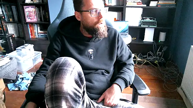 MeSteff online show from November 9, 2025, 8:18 am