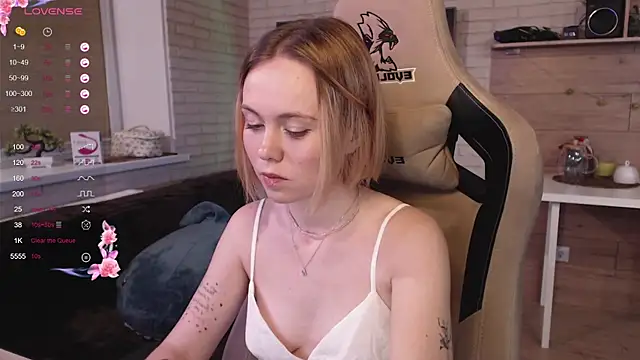 Snapshot of lucy_mirror chatting on September 14, 2025, 9:04 pm lucy mirror online show from September 14, 2025, 9:04 pm