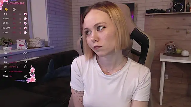 Snapshot of lucy_mirror chatting on September 13, 2025, 9:15 pm lucy mirror online show from September 13, 2025, 9:15 pm