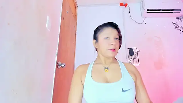 Snapshot of Emily_Coper18 chatting on February 9, 2026, 2:15 pm Emily Coper18 online show from February 9, 2026, 2:15 pm