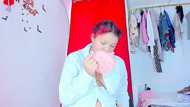 Snapshot of Emily_Coper18 chatting on November 1, 2025, 1:27 pm Emily Coper18 online show from November 1, 2025, 1:27 pm