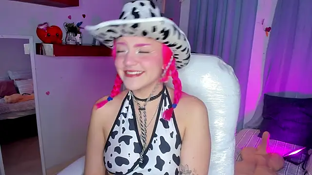 Snapshot of Tiny__Emmy chatting on October 3, 2025, 6:59 am Tiny Emmy online show from October 3, 2025, 6:59 am