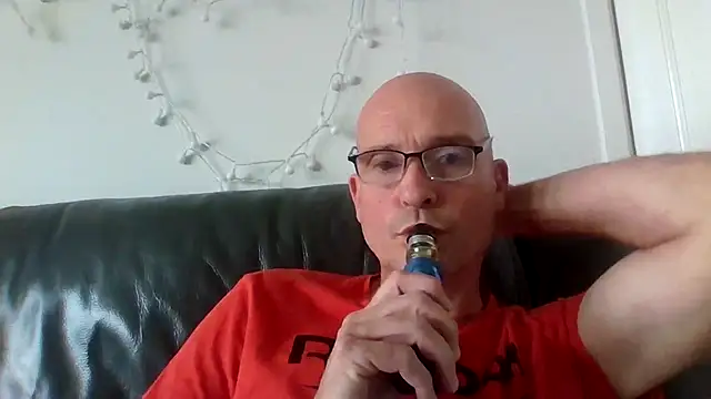 Snapshot of mrtickle0025 chatting on October 6, 2025, 9:32 am mrtickle0025 online show from October 6, 2025, 9:32 am