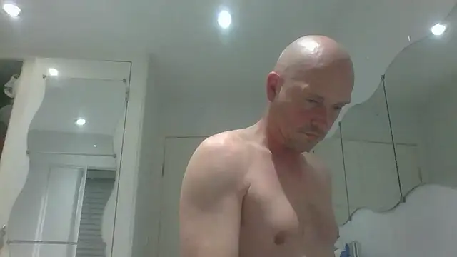 Snapshot of mrtickle0025 chatting on November 5, 2025, 9:23 am mrtickle0025 online show from November 5, 2025, 9:23 am