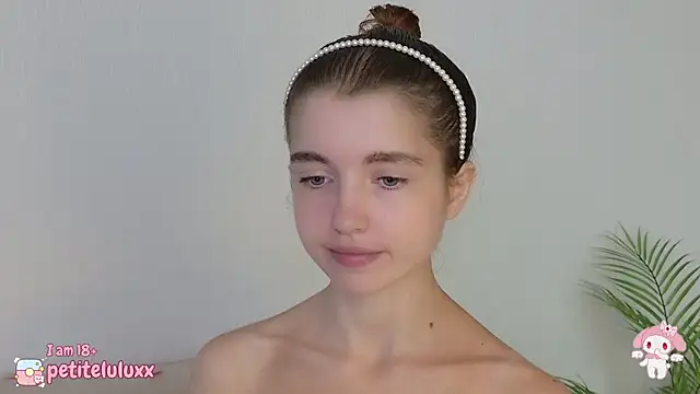 petiteluluxx online show from September 16, 2025, 8:59 am