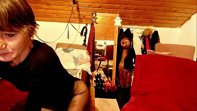 Snapshot of Hot_Colettte chatting on November 16, 2025, 8:57 pm Hot Colettte online show from November 16, 2025, 8:57 pm