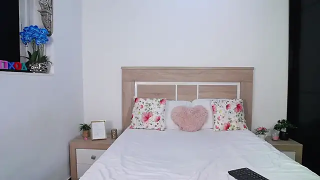 Snapshot of AylinRoss chatting on October 24, 2025, 6:29 pm AylinRoss online show from October 24, 2025, 6:29 pm