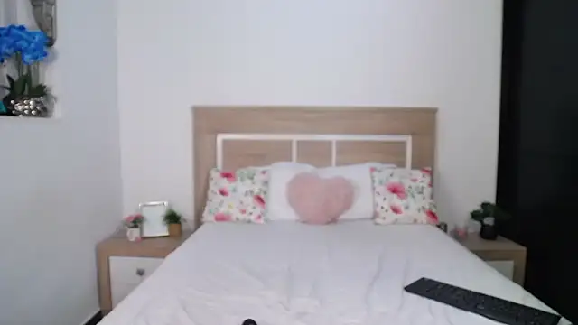 Snapshot of AylinRoss chatting on October 17, 2025, 6:21 pm AylinRoss online show from October 17, 2025, 6:21 pm