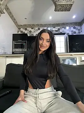 Snapshot of AylinRoss chatting on February 19, 2025, 4:22 pm AylinRoss online show from February 19, 2025, 4:22 pm