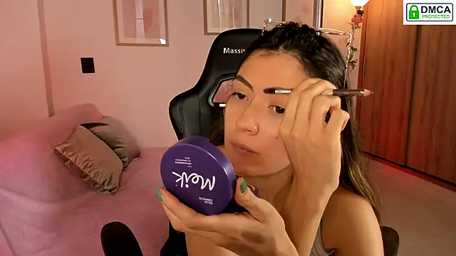 Lilabril online show from September 19, 2025, 2:32 pm