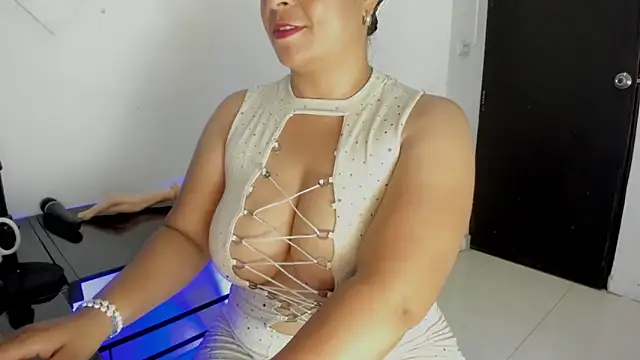 cathaarizti8 online show from May 26, 2026, 2:59 pm