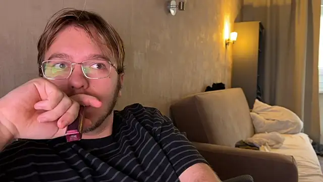 kiopiggy online show from November 4, 2025, 6:50 am