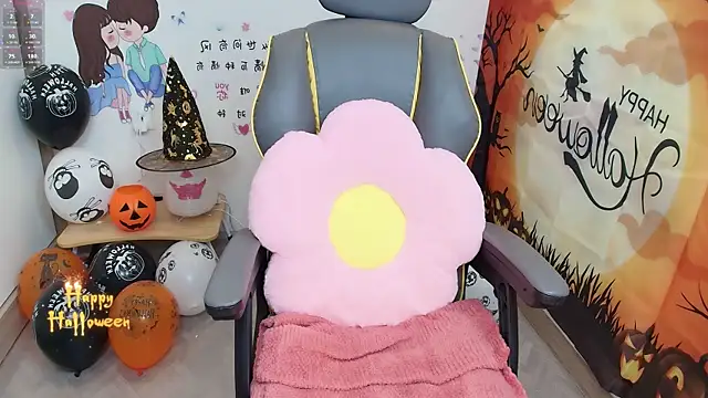 Snapshot of _Mizuki_ chatting on October 31, 2025, 2:35 pm  Mizuki  online show from October 31, 2025, 2:35 pm