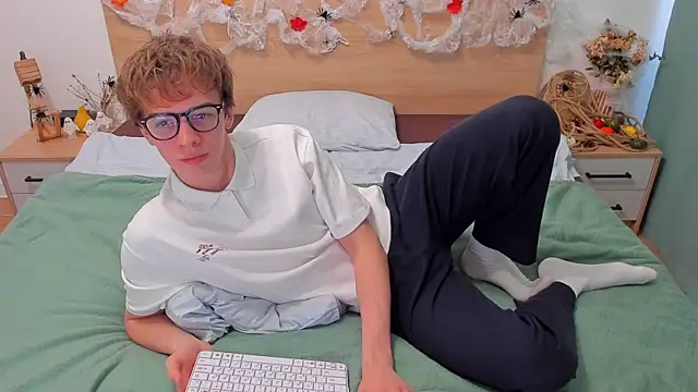 Snapshot of Fandi_777 chatting on October 15, 2025, 8:44 am Fandi 777 online show from October 15, 2025, 8:44 am