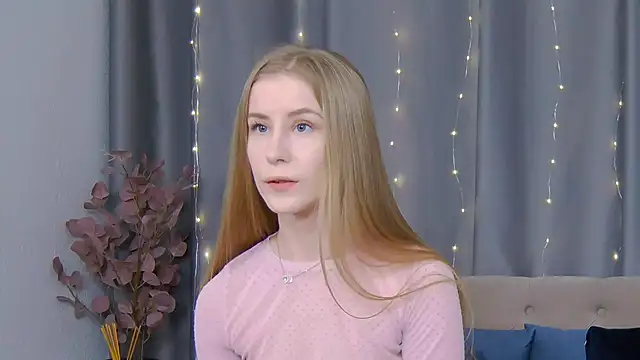Snapshot of VioletiSwone chatting on February 16, 2025, 11:59 am VioletiSwone online show from February 16, 2025, 11:59 am
