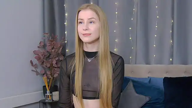 Snapshot of VioletiSwone chatting on February 19, 2025, 11:38 am VioletiSwone online show from February 19, 2025, 11:38 am