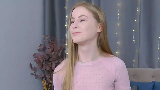 Snapshot of VioletiSwone chatting on February 26, 2025, 12:05 pm VioletiSwone online show from February 26, 2025, 12:05 pm