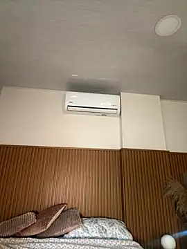 Lianh Benett online show from October 29, 2025, 4:44 am