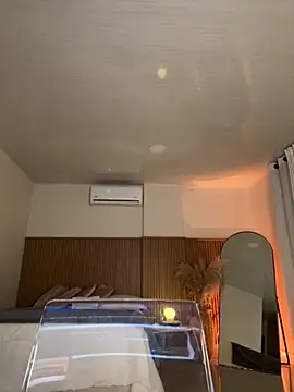 Lianh Benett online show from October 19, 2025, 9:50 pm