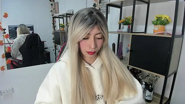 Snapshot of LilithCooperr_ chatting on October 1, 2025, 10:02 pm LilithCooperr online show from October 1, 2025, 10:02 pm